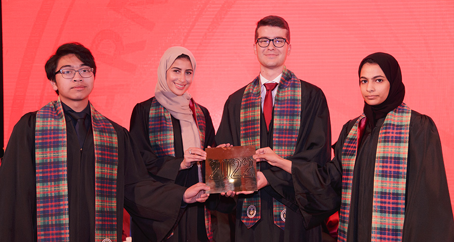 Freshman students receive the Class of 2022 tile