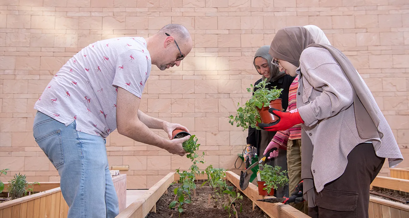 Simon-Faulkner-with-students-community-garden
