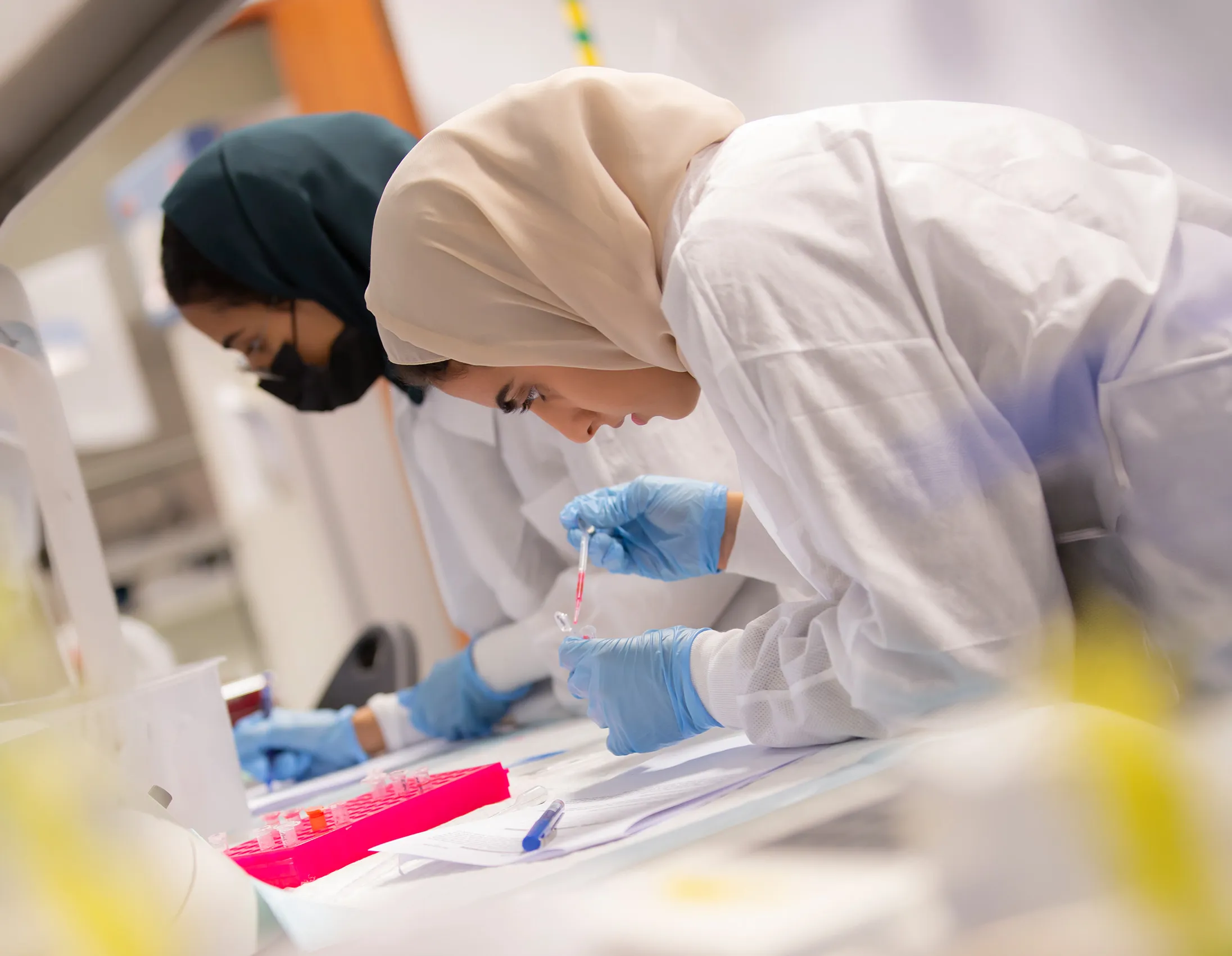 CMUQ students with professor in the Bio lab