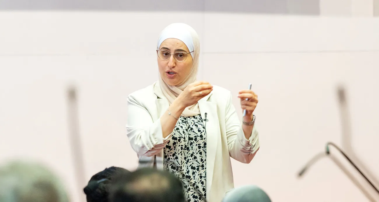 Dr Iman Adeinat CMUQ Business faculty in the classroom